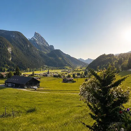 Cozy Alpine Retreat With Mountain View Апартаменты *